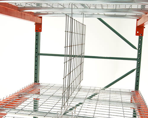 Hanging divider installed in a pallet rack