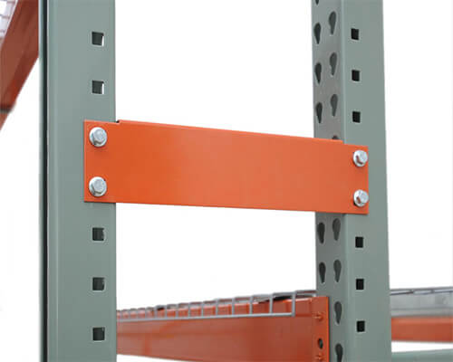 Upright flue spacer installed in pallet racking