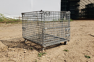 Collapsible wire basket with half drop gate